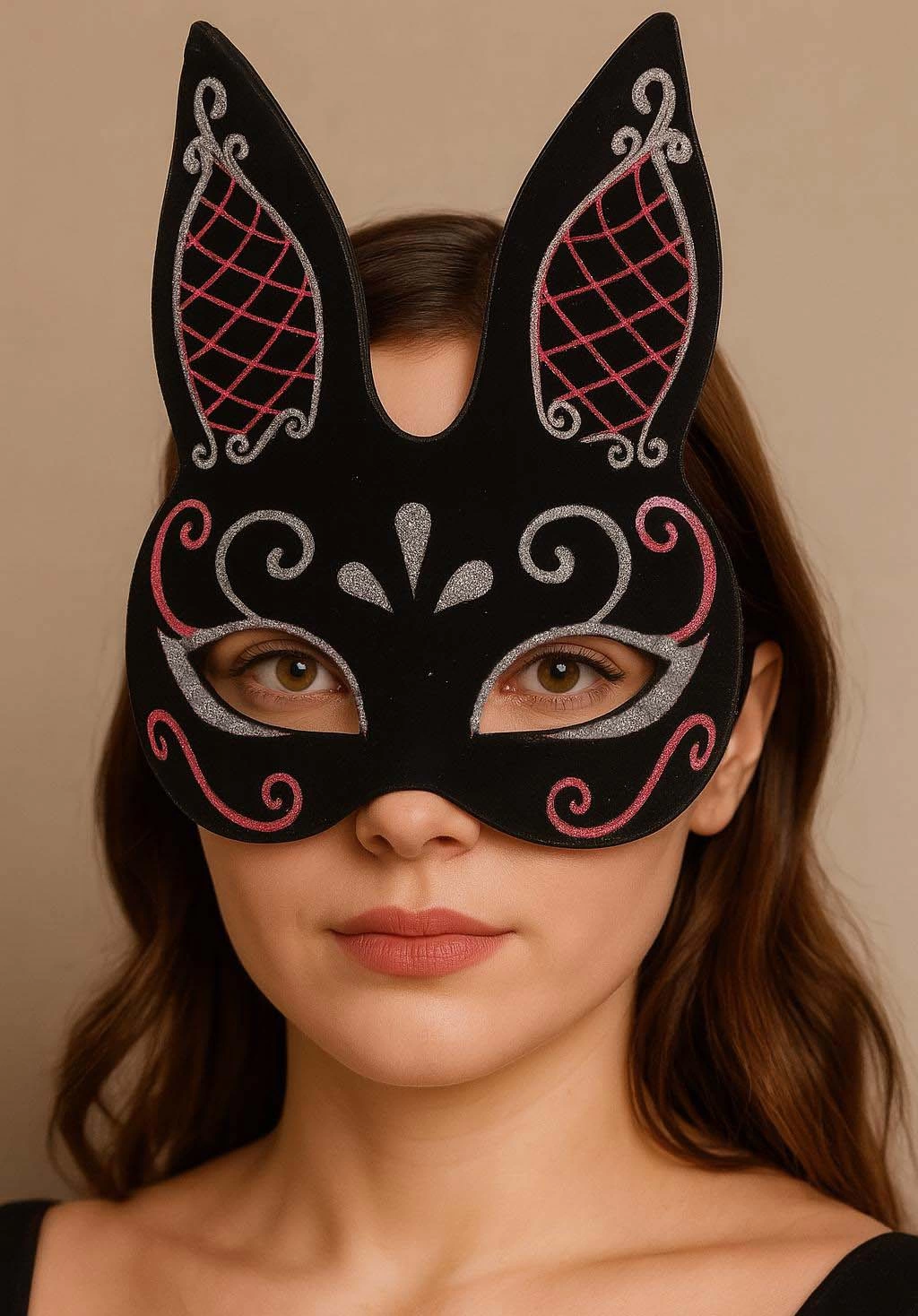 Siyah Renk Kırmızı Beyaz Simli Siyah Süet Kaplama Tavşan Maskesi 18x16 Cm